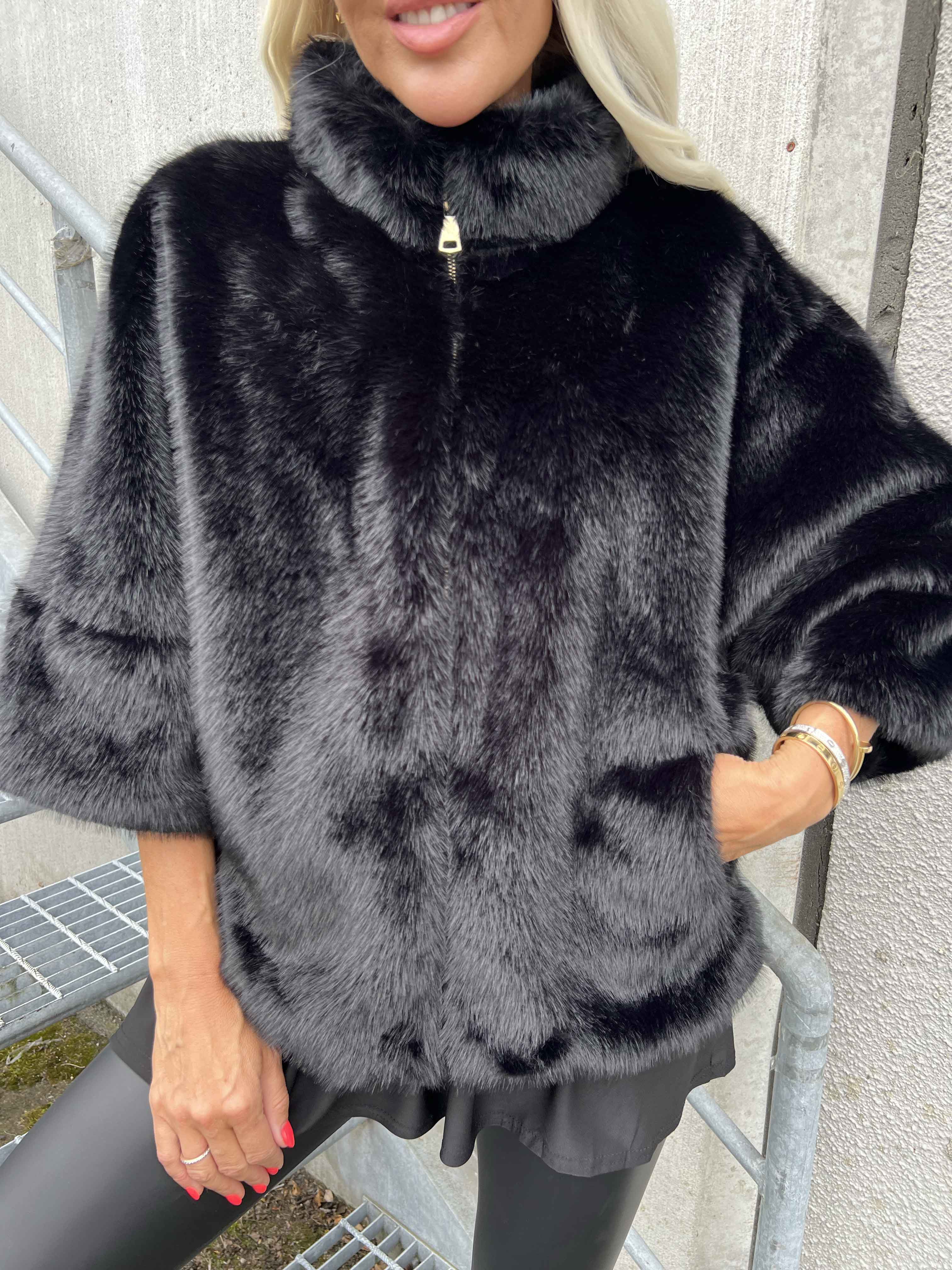 Torrey - Elegant fuskpälsjacka i ljusbeige med 3/4 ärmar